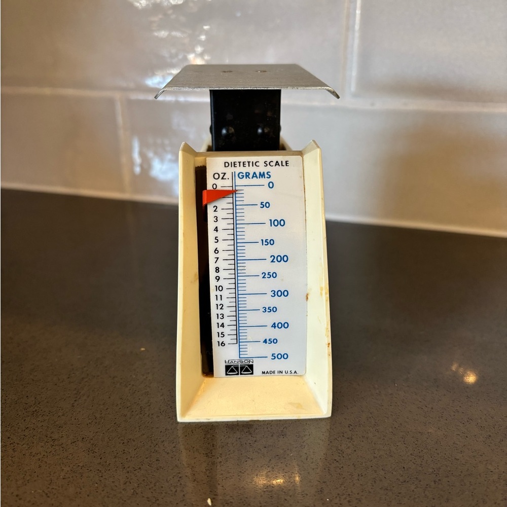 Retro Cream Kitchen Scale